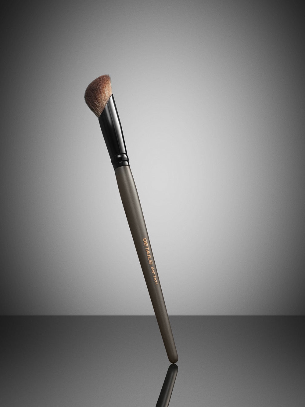 Luxurious Soft Blur Concealer Brush, Details by Tati